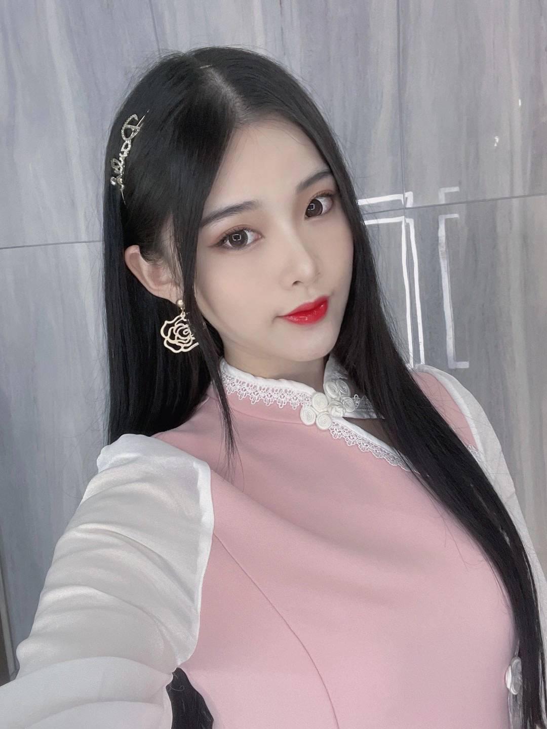 气质长腿兼职极品小姐姐